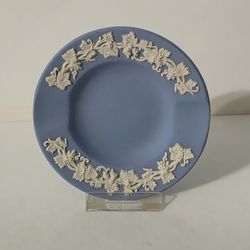 Wedgwood Jasperware 2 Slot Round Ashtray, Grapevine Relief Cream on Pale Blue