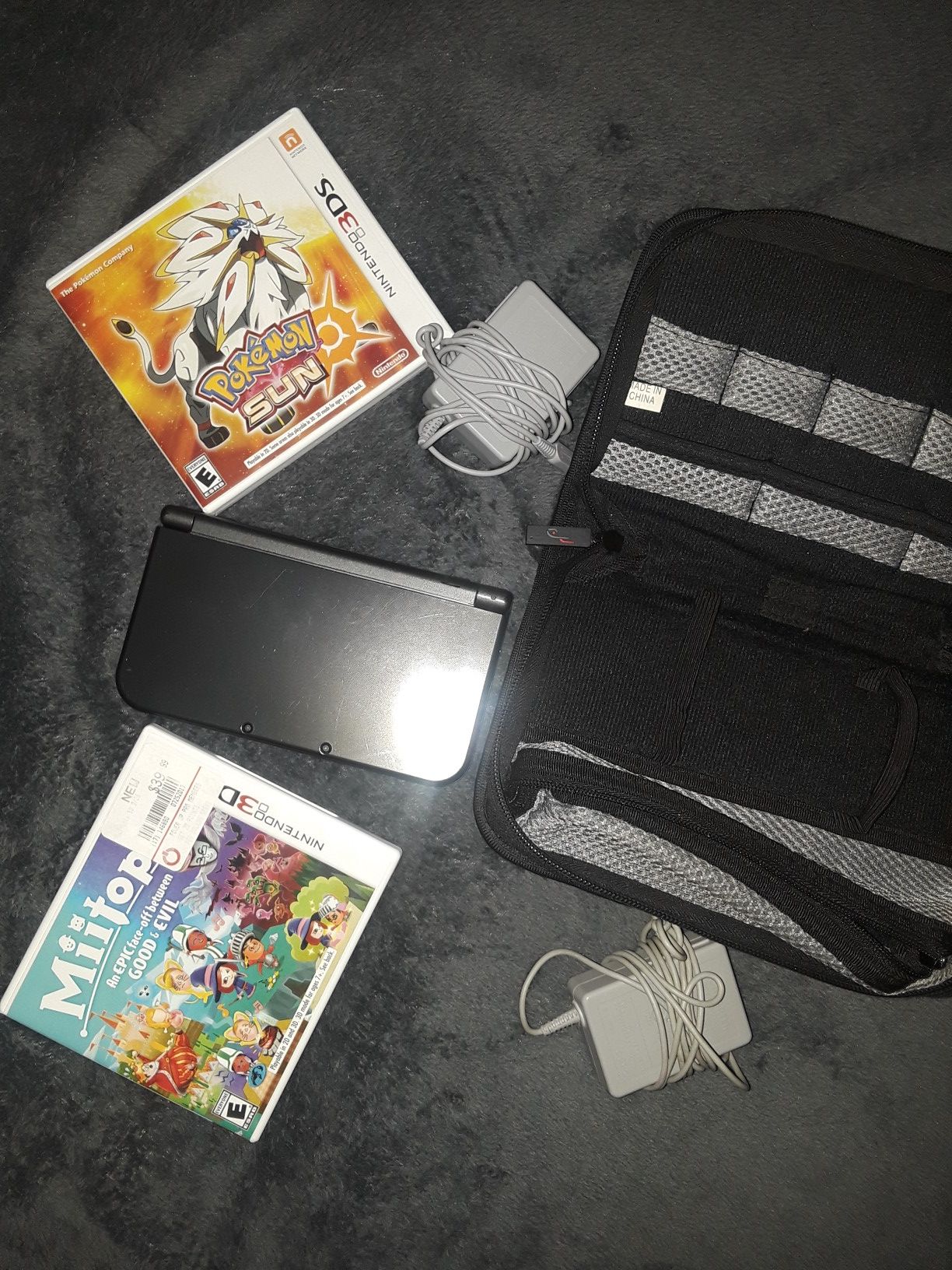 Nintendo 3ds XL , Blake Case, 2 Games and 2 Chargers