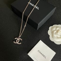An exquisite and generous necklace
