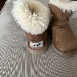 It’s Very Nice UGG Australia There For little Girls The Size Is 6 The Color Is Camel They Are For Toddler