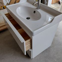Bath Sink 32 ×19 1/4 In Good Condition