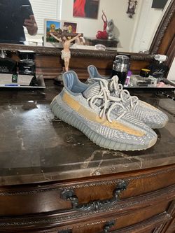 Tennis shoes