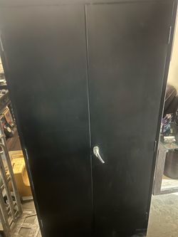 Metal Storage Cabinet. Locking with key!