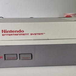 Original Vintage Nintendo NES Classic Videogame System Console 1985 2-Player Set.