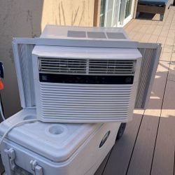 Air Conditioner 120$ 12000btus Ice Powerful. Very Clean Kind Of Loud Because Of It’s Size Regular 115v Outlet No 220v 