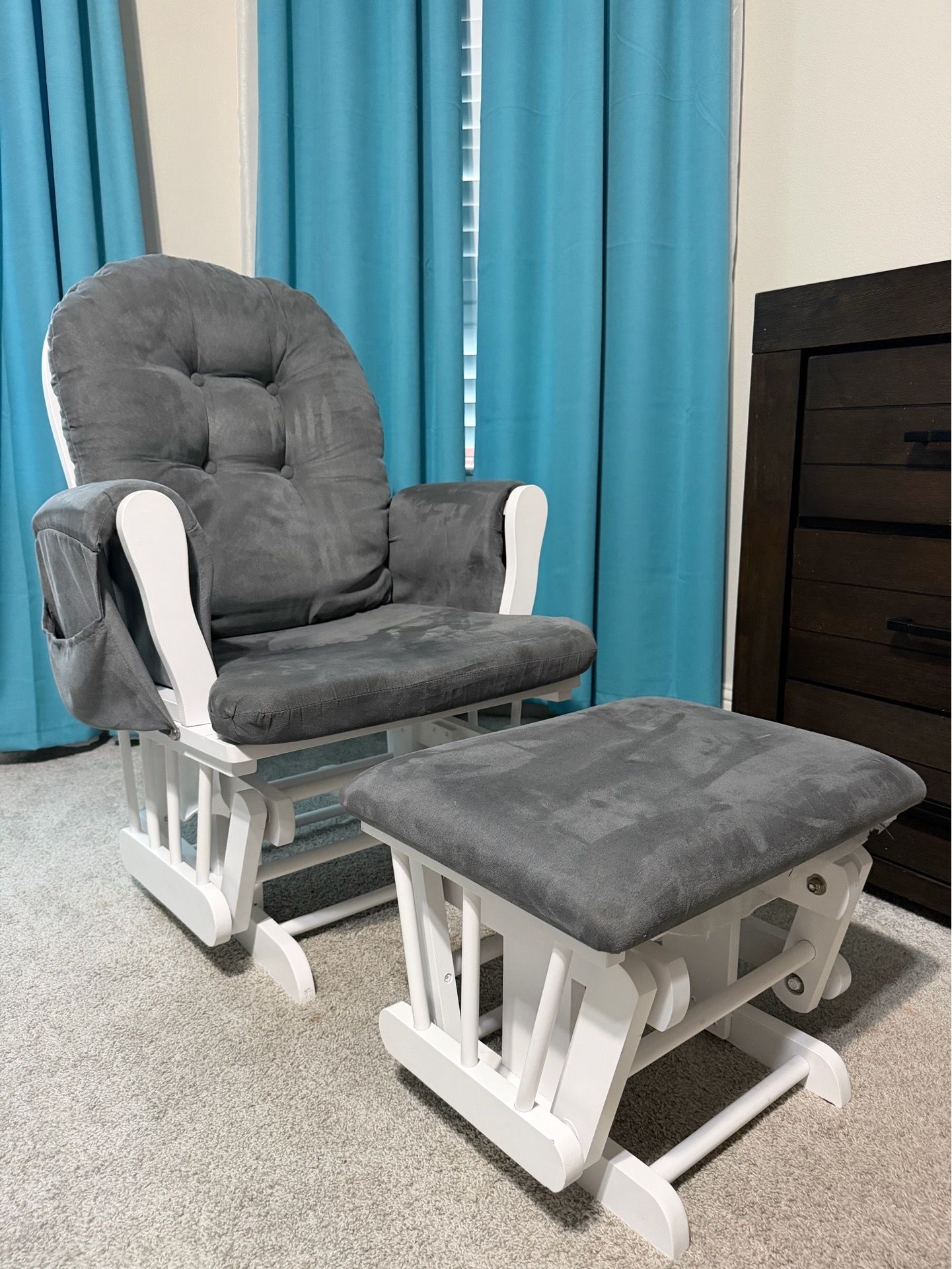 NURSERY Rocking Chair looks brand new