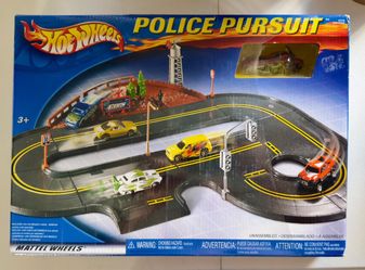 2003 Hot Wheels Police Pursuit  Track Set Sealed W/Exclusive Motorcycle NOS
