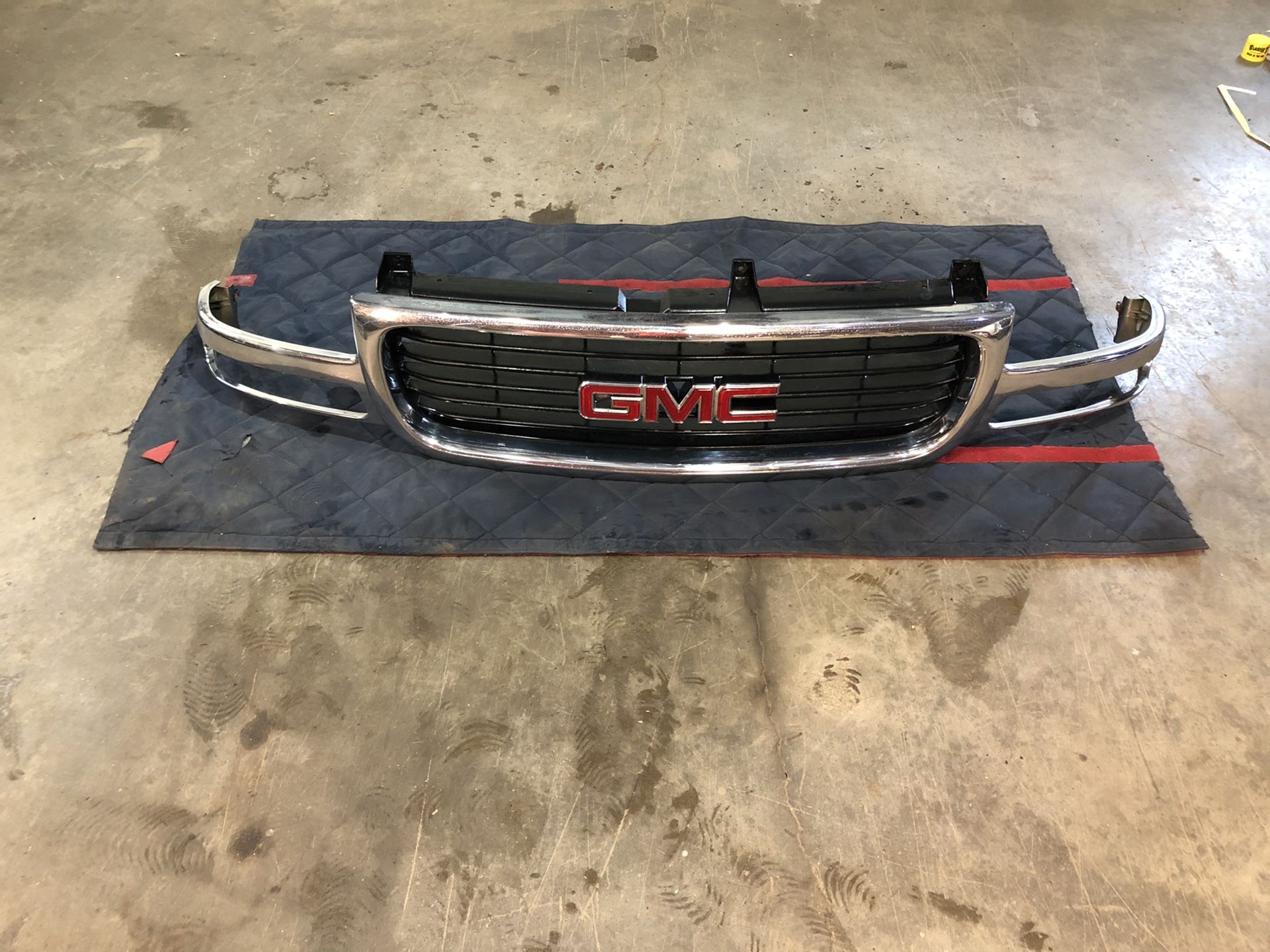 2003 GMC Yukon Grill