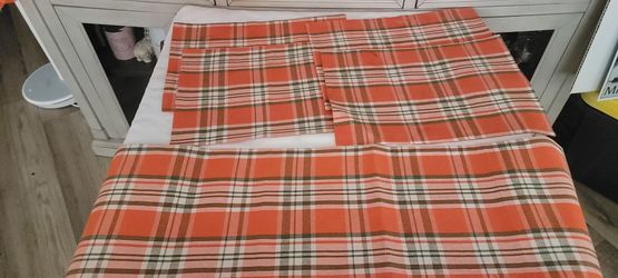 4 FALL/THANKSGIVING ORANGE PLAID PLACEMATS AND ONE TABLE RUNNER IN EXCELLENT CONDITION