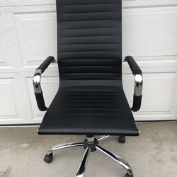 Modern High Back Office Chair Black. 