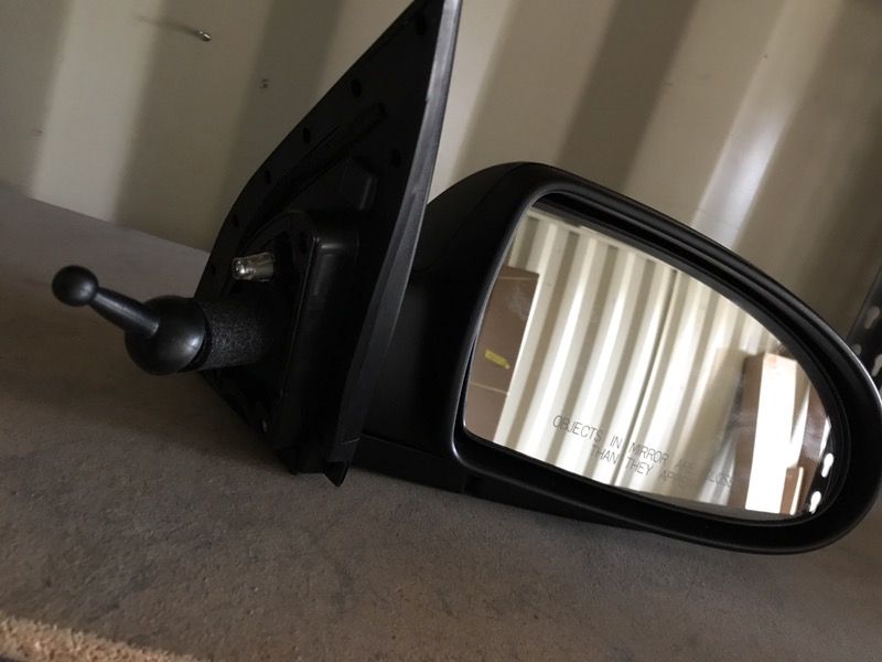 2008 Hyundai Accent mirror assembly w/out power