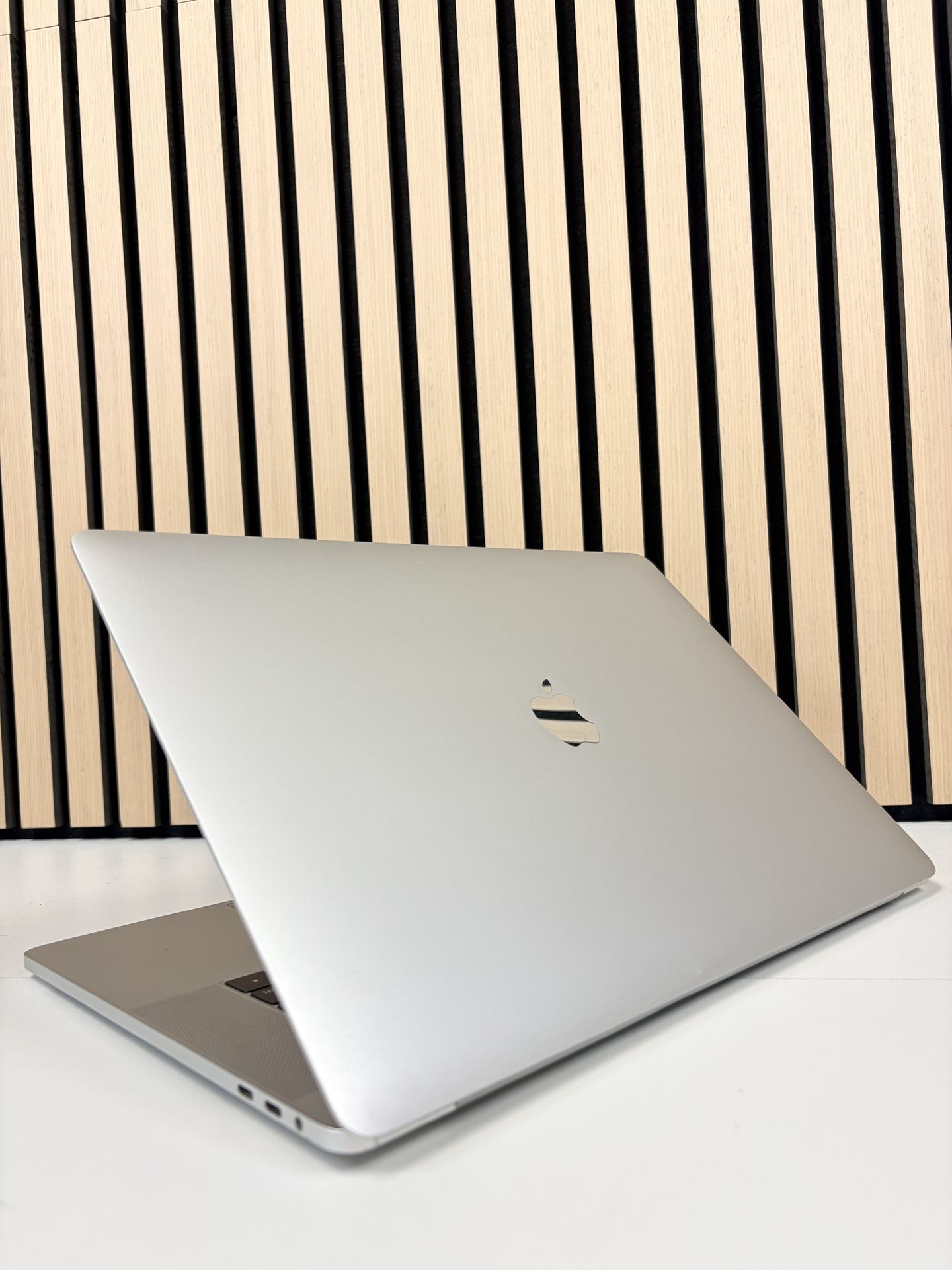 MacBook Pro 15” Laptop Apple Intel Quad Core i7/16GB RAM/512GB 
