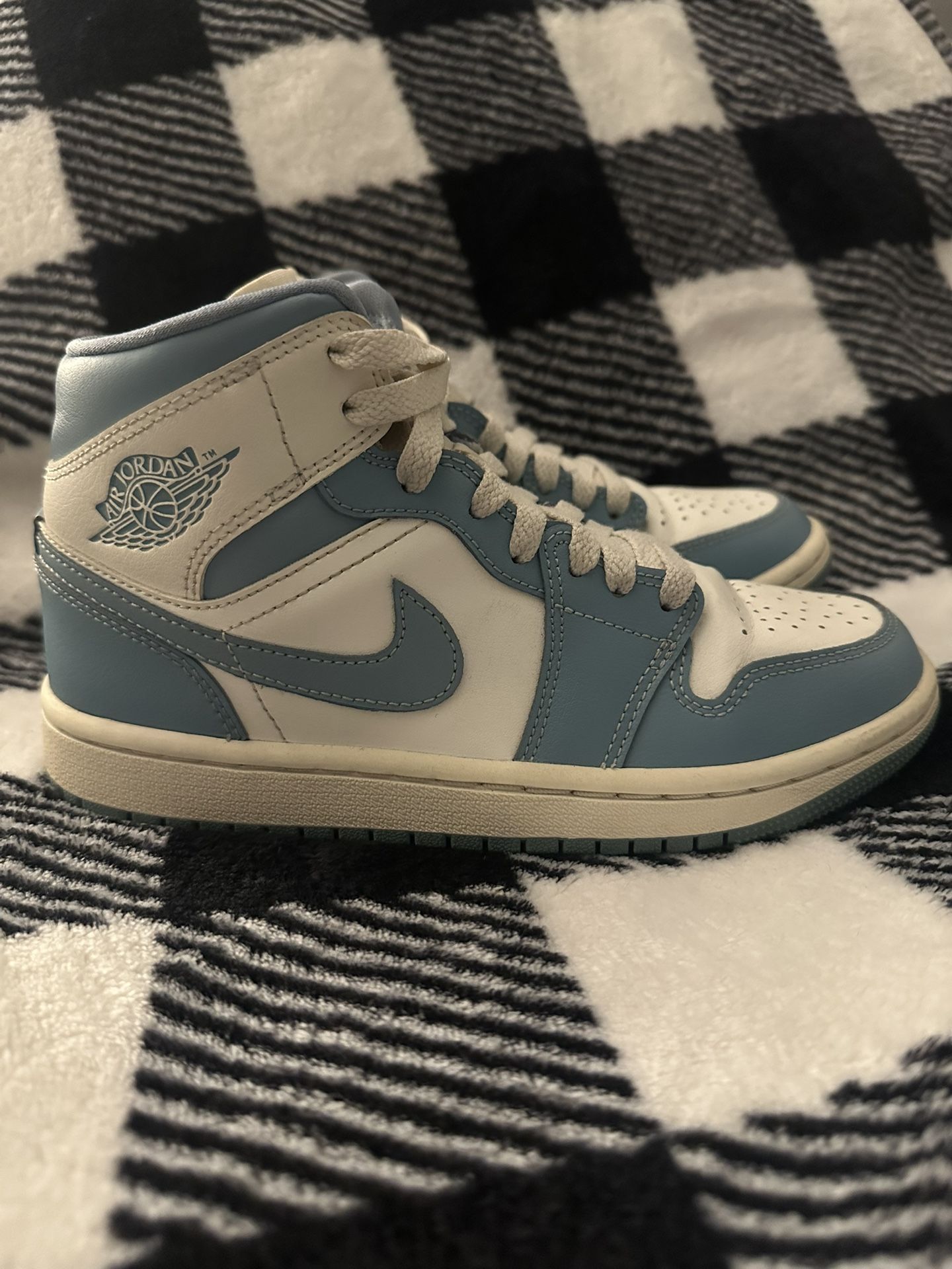 2022 Wmns Air Jordan 1 Mid 'University Blue'