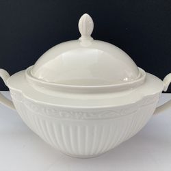 Mikasa 2 Qt Round Covered Casserole Dish