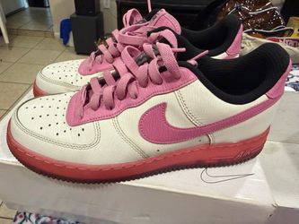 Nike pink shoes