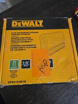 DEWALT 1.5in 9GA Galvanized Barbed Fencing Staples 960pk