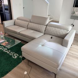 Modern Sectional Sofa w/ Chaise- Excellent Condition