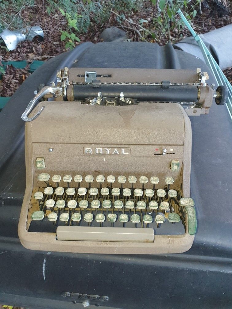 Royal Typewriter 