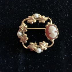 Vintage Cameo Brooch w/Genuine Pearls 