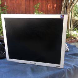 Samsung dual hinge monitor 19 inch 193p plusS