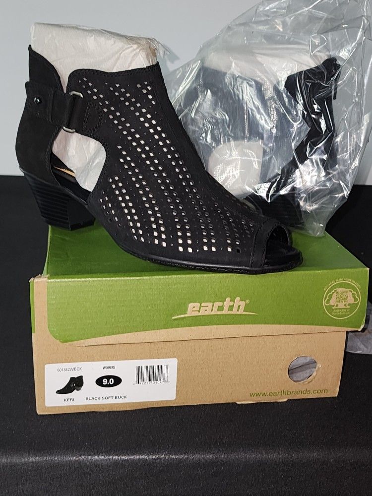 Woman's Size 9 "Earth" Brand Shoes
