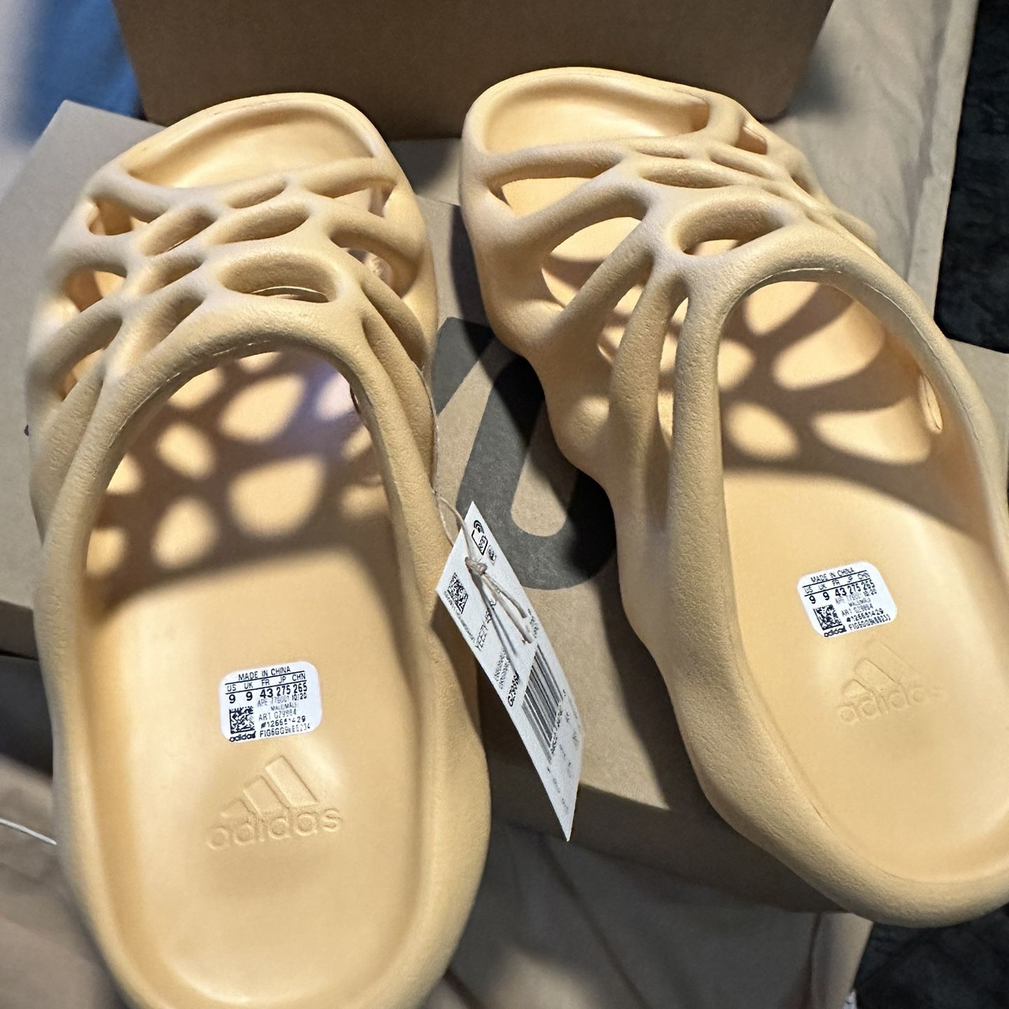 Yeezy 450 Slide Cream Size 9 for Sale in Long Beach, CA - OfferUp