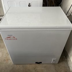 Hotpoint 6.9-cu ft Chest Freezer