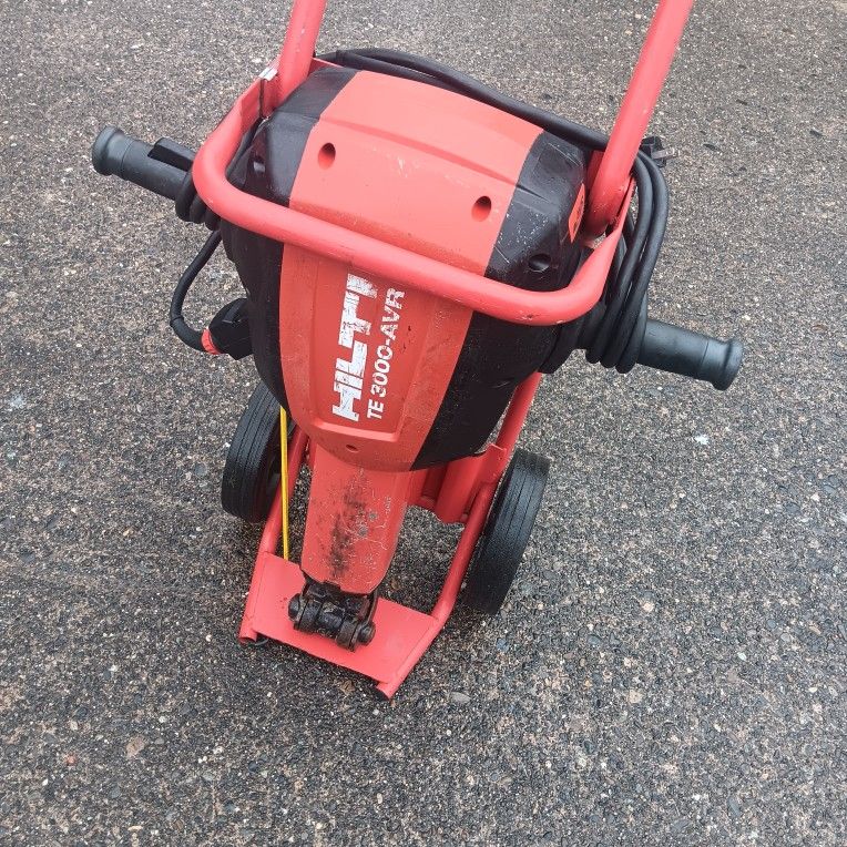 HILTI TE3000 AVR Braker Jack Demolition Hammer. Excellent Condition on Cart with 4 Bits. For Pick Up Fremont Seattle. No Low Ball Offers/Trades Please