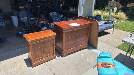 Wood chest with mirror and night stand FREE