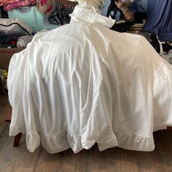 Gorgeous wedding dress strapless never worn