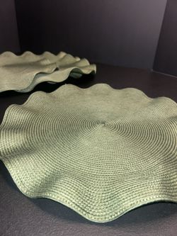 placemats - set of 4 - green scalloped - 15" across