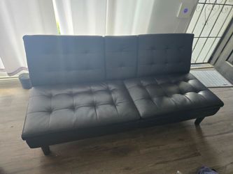 Black faux leather convertible  futon sofa bed/ Sofá cama futón convertible, color negro