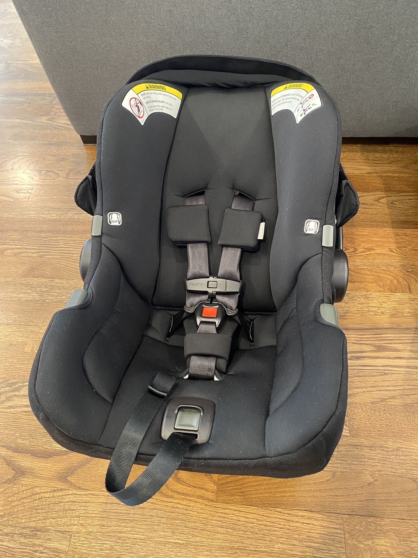 Nuna Pipa Car Seat And Bases