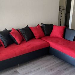 Black and Red Sectional with 7 pillows included