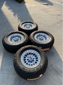 New KMC rims 18x9 8 lugs 8x165  35 inch tires