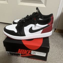 WORN TWICE JORDAN 1 LOW BLACK TOE SIZE 9.5