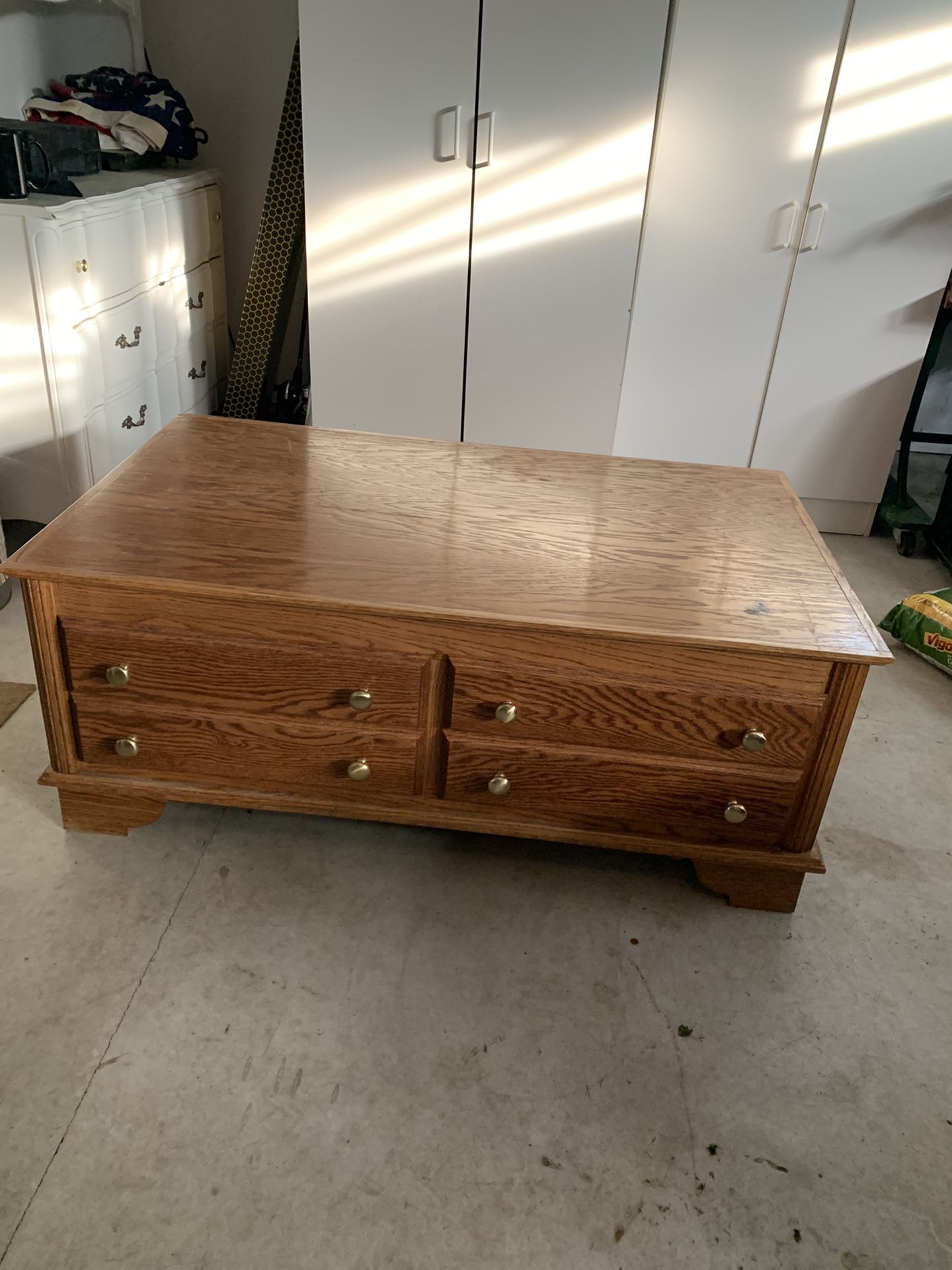 Coffee table 18 in h / 45 in w / 27 in d