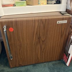 Sanyo Mini Refrigerator W Icebox 2 Ft3