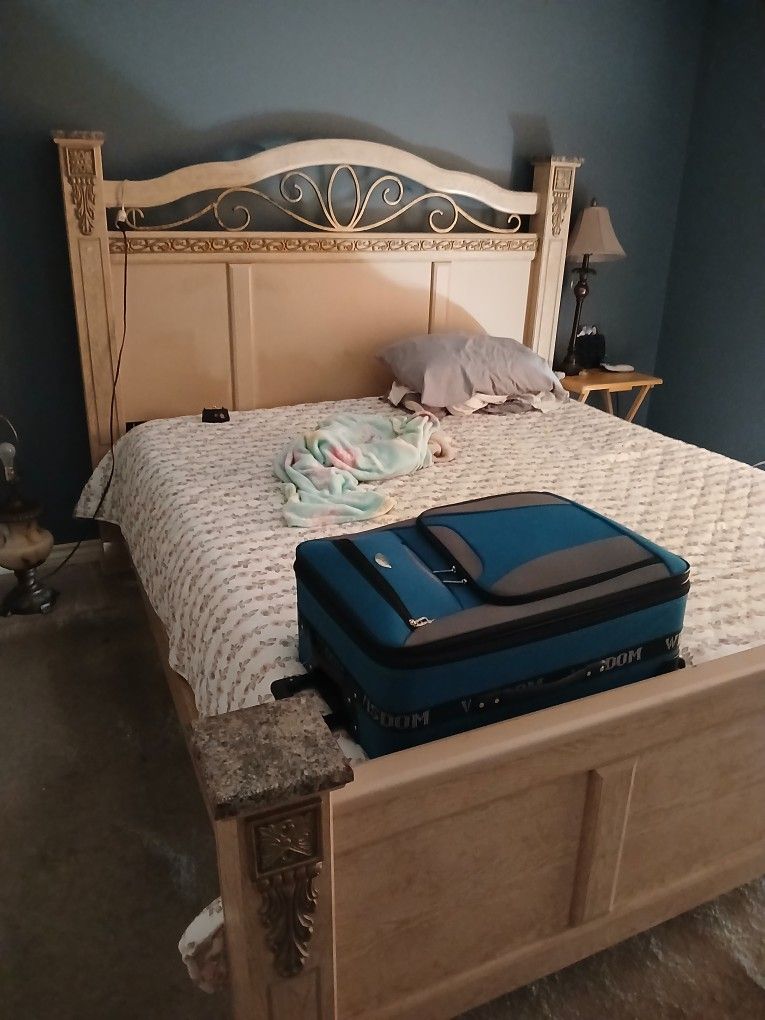 California Queen Bed Room Set 4 Pice Set 2 Lamps 