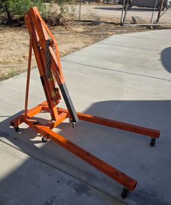 Foldable Steel shop crane Central Hydraulics with a 1-ton maximum lifting capacity. It has a hydraulic ram, a four-position adjustable boom with setti
