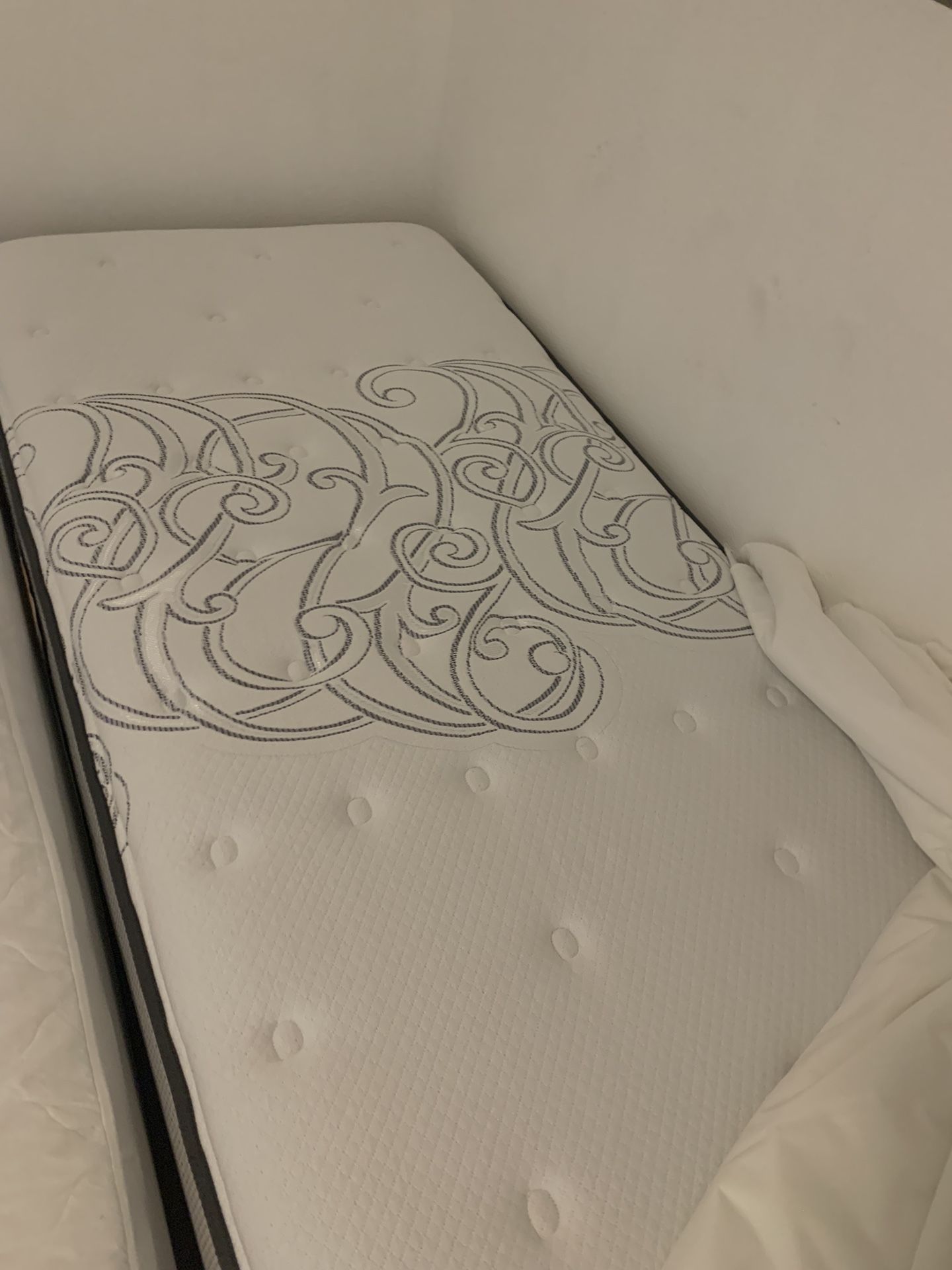 Must Get Today/tomorrow 1 Twin Xl Box And Mattress (sealy) +Tommy Bahama Comforter Need Gone