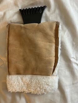 Leather mitten with ice scratcher