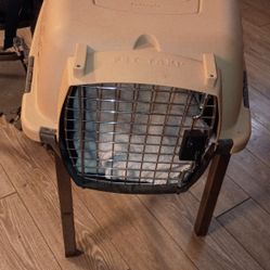 Medium Pet Taxi Hard‑Sided Pet Carrier – 20$