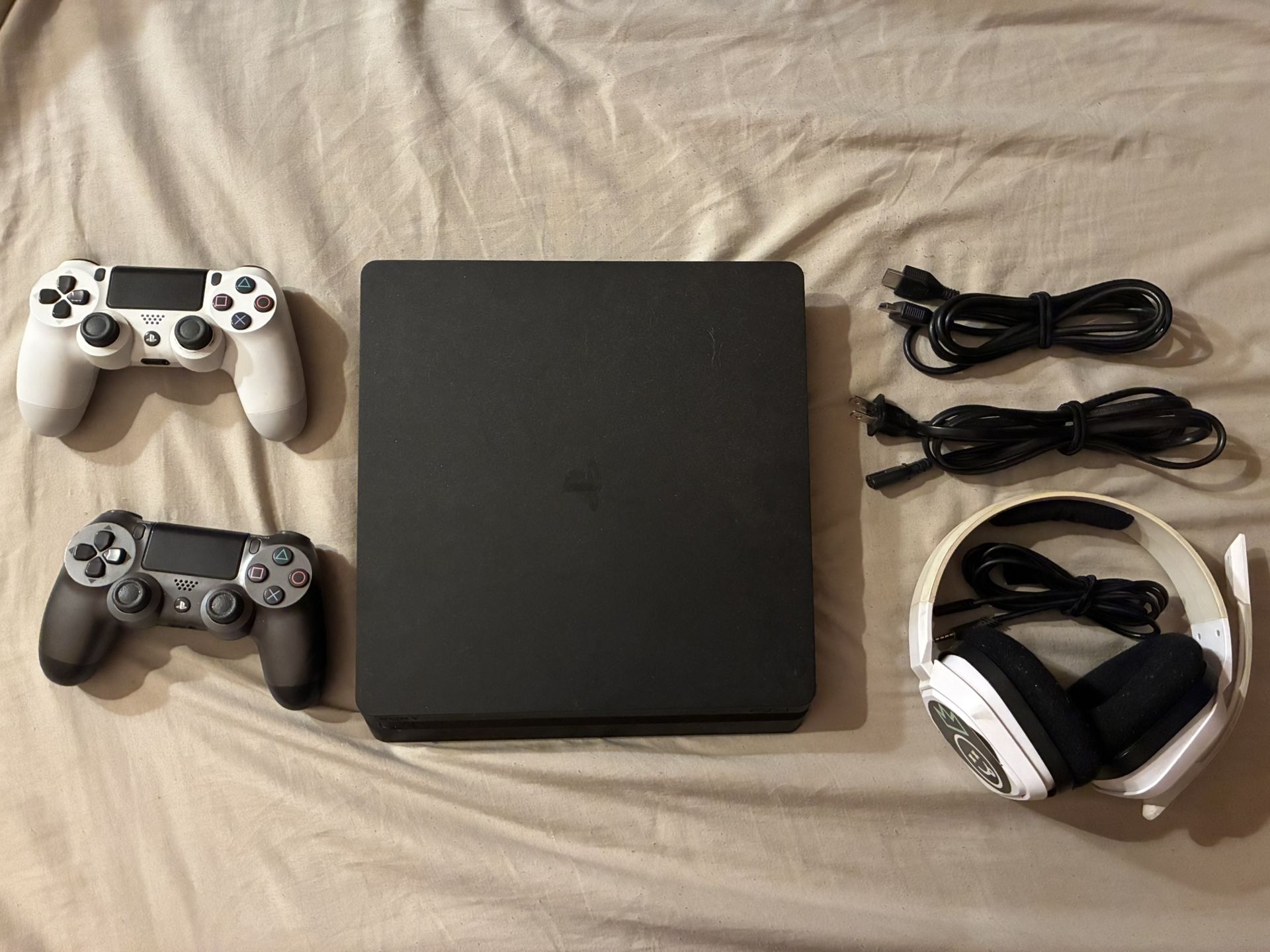 PlayStation 4 (PS4) Slim [500GB]