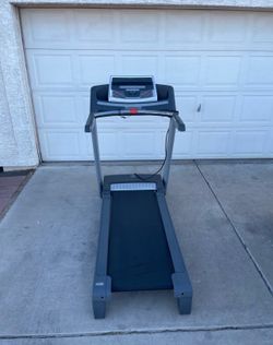 Treadmill Golds gym