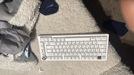 White Keyboard With Japanese Keycaps Sounds Good Still Works.