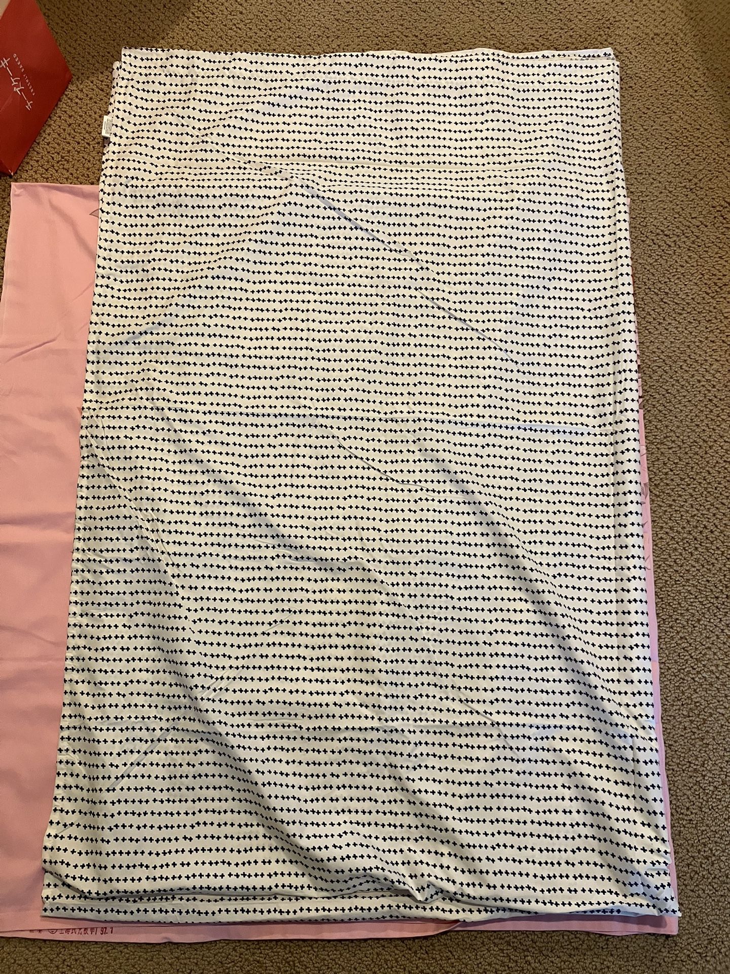 1 twin XL flat sheet (brand new) 2 twin fitted sheets (Used) 3 twin flat sheets (Used) 2 pillow cases (Like New)