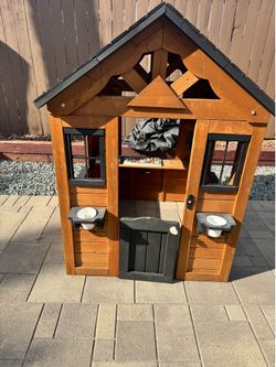 Play house with phone, stove, doorbell and sink