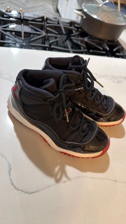 Jordan bred 11’s Size 2Y