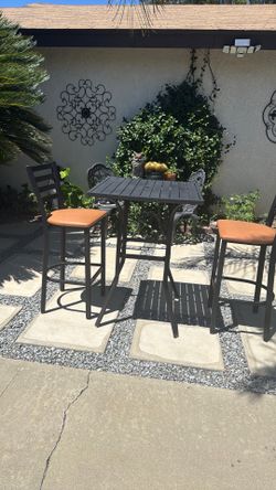 Tall Table with 2 chairs
